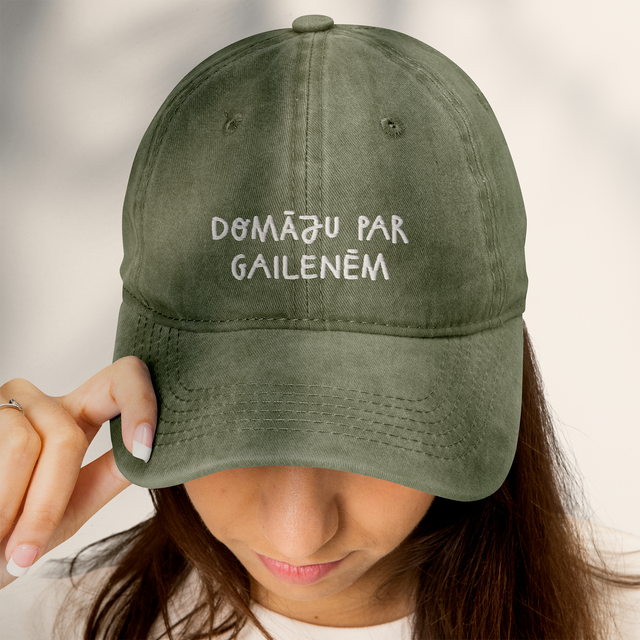 Izšūta cepure "Domāju par gailenēm"