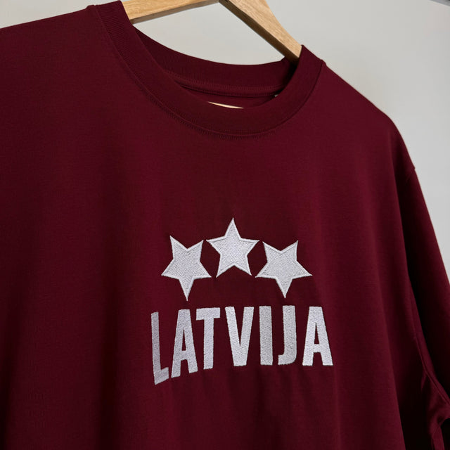 Izšūts organiskās kokvilnas oversized T-krekls "LATVIJA"