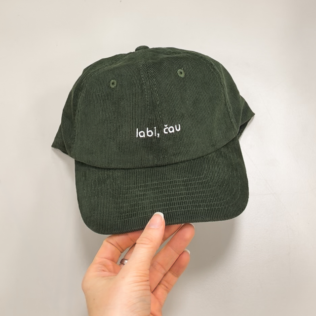 Izšūta velveta cepure "Labi, čau"