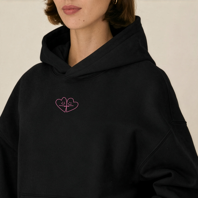 Izšūts organiskās kokvilnas hūdijs "Sirdsāķīši"