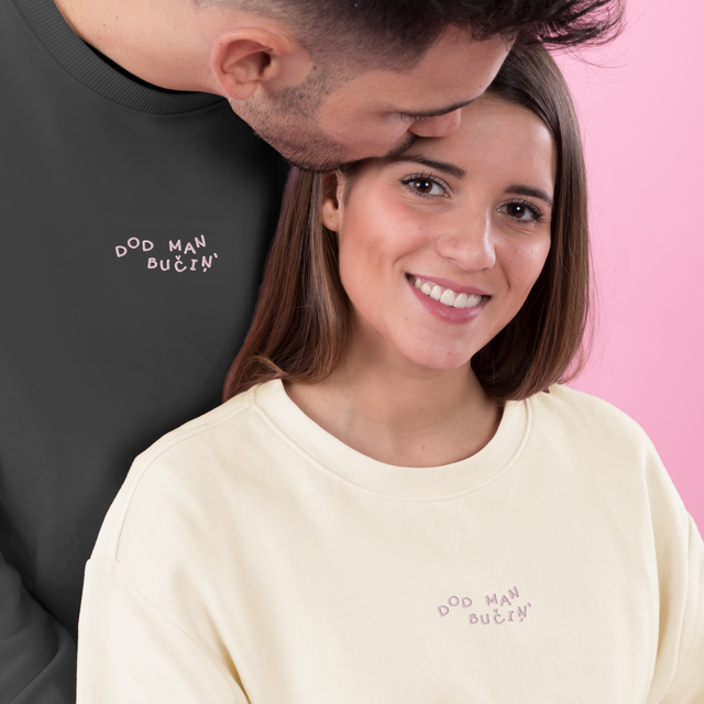 Izšūts organiskās kokvilnas džemperis "Dod man bučiņ"