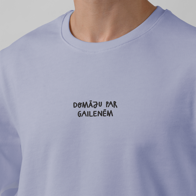 Izšūts organiskās kokvilnas džemperis "Domāju par gailenēm"