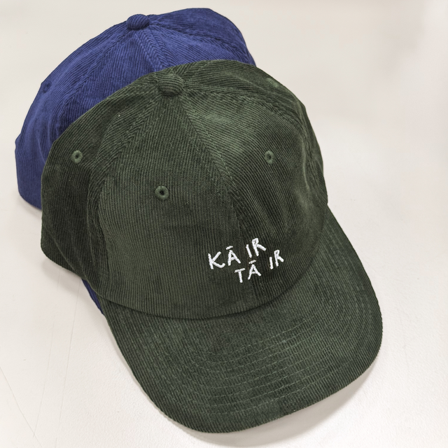 Izšūta velveta cepure "Kā ir tā ir"
