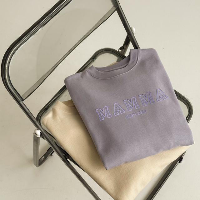 Izšūts organiskās kokvilnas džemperis "Mamma" ar personalizējamu gadu