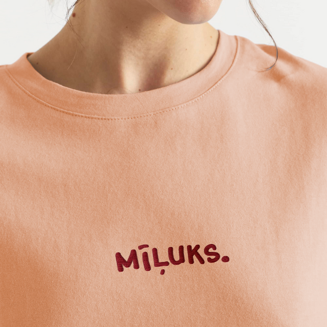 Izšūts organiskās kokvilnas oversized T-krekls "Mīļuks"