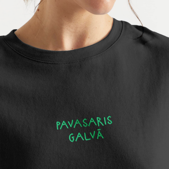 Izšūts organiskās kokvilnas oversized T-krekls "Pavasaris galvā"